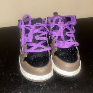 Kids High-Top Sneakers with Purple Laces